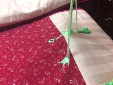 How to remove slime from bedsheets: remove excess slime